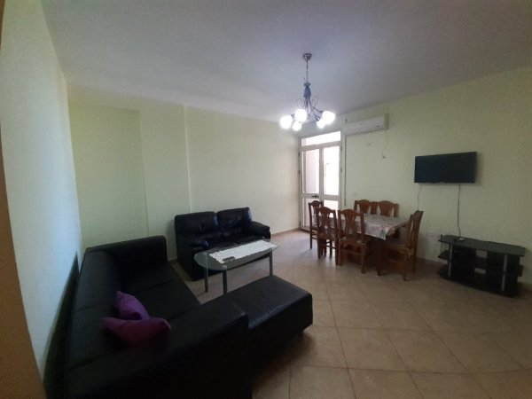 Qerret, jepet me qera apartament 2+1+Ballkon Kati 2, 85 m² 60 € (Rruga e Fshatrave Turistike)