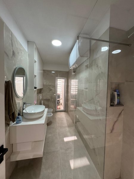 Tirane, jepet me qera apartament 2+1 Kati 4, 100 m² 900 € 