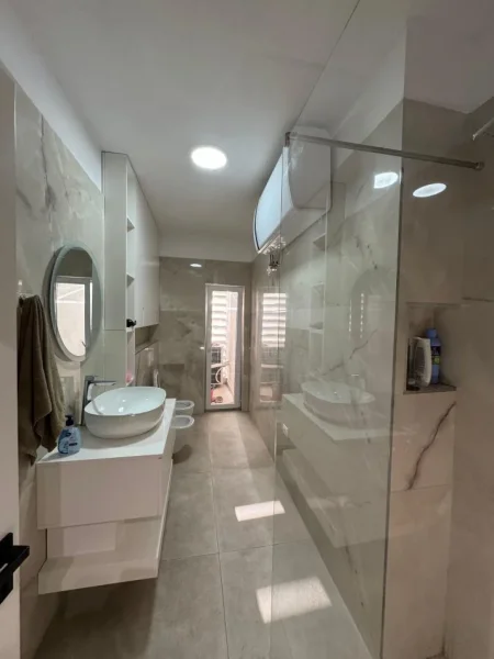 Tirane, jepet me qera apartament 2+1 Kati 4, 100 m² 900 € 