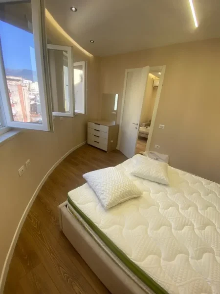 Tirane, jepet me qera apartament 1+1+Ballkon Kati 3, 65 m² 650 € (Komuna e Parisit)