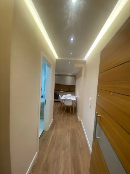 Tirane, jepet me qera apartament 1+1+Ballkon Kati 3, 65 m² 650 € (Komuna e Parisit)
