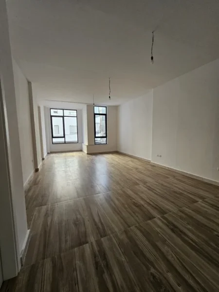 Tirane, jepet me qera zyre , 72 m² 1.300 € 