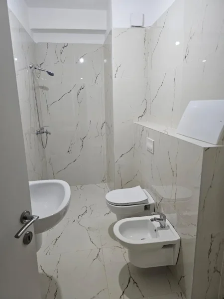 Tirane, jepet me qera zyre Kati 3, 92 m² 850 € 