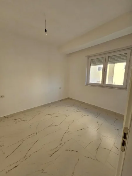 Tirane, jepet me qera zyre , 92 m² 850 € 