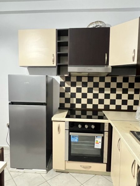 Jepet me qera Apartament 2+1 ne Qender te Tiranes , 5 min nga Treni , 5 min nga Rruga Durresit . 500 €