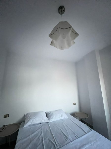 Jepet me qera Apartament 2+1 ne Qender te Tiranes , 5 min nga Treni , 5 min nga Rruga Durresit . 500 €