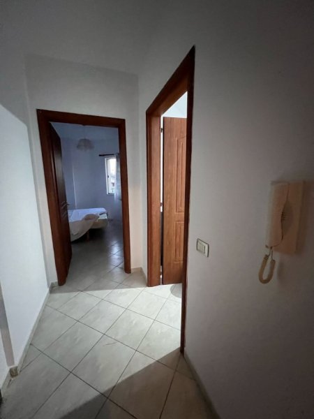 Jepet me qera Apartament 2+1 ne Qender te Tiranes , 5 min nga Treni , 5 min nga Rruga Durresit . 500 €
