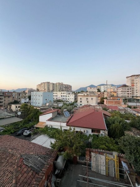 Jepet me qera Apartament 2+1 ne Qender te Tiranes , 5 min nga Treni , 5 min nga Rruga Durresit . 500 €