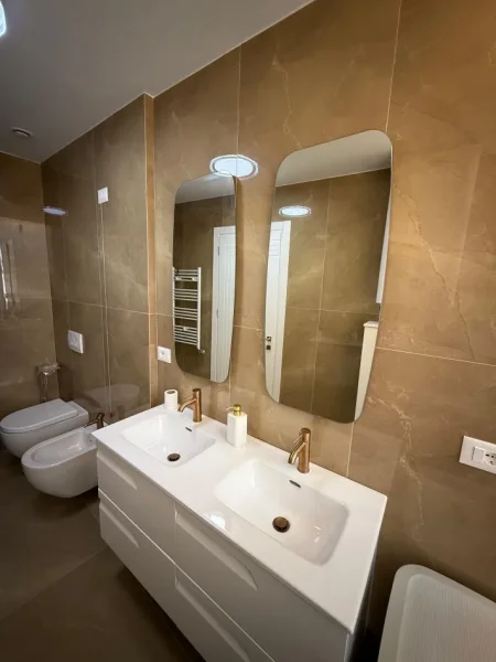 Tirane, shitet apartament 4+1+Ballkon Kati 4, 214 m² 700.000 € (Lake View Residence)