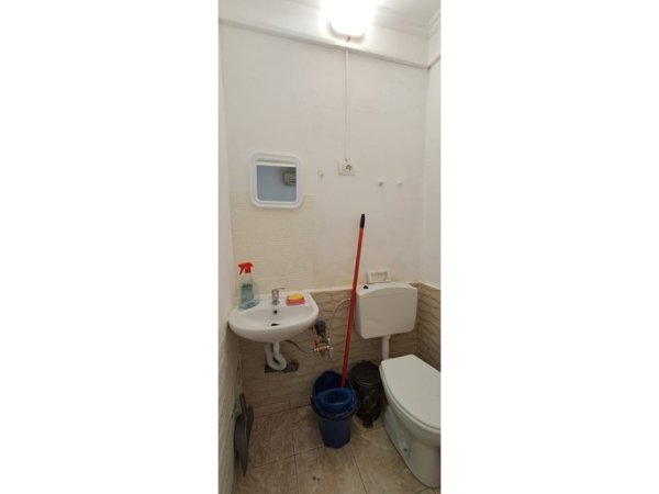 Tirane, jepet me qera ambjent biznesi Kati 0, 17 m² 300 € (Mine Peza, Tirane)