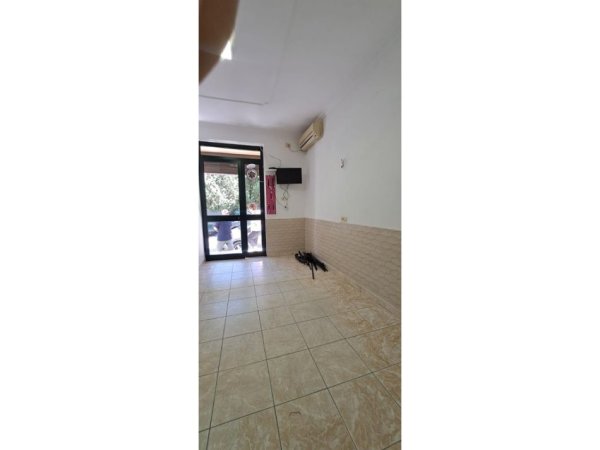 Tirane, jepet me qera ambjent biznesi Kati 0, 17 m² 300 € (Mine Peza, Tirane)