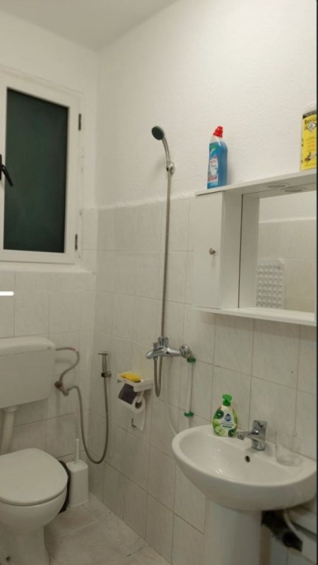 Tirane, jepet me qera apartament 1+1+Ballkon Kati 1, 65 m² 600 € (Myslym shyri)