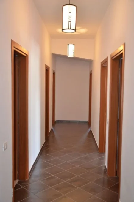 Tirane, jepet me qera apartament 4+1 Kati 5, 1.200 € 