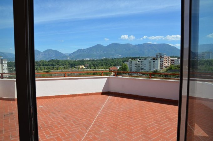 Tirane, jepet me qera apartament 4+1 Kati 5, 1.200 € 