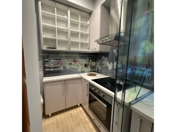 Tirane, jepet me qera apartament 3+1 Kati 1, 140 m² 2.000 € (rr Sami Frasheri)