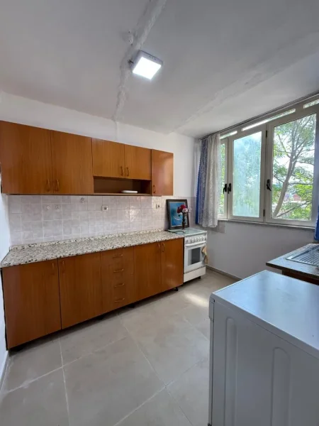 Tirane, jepet me qera apartament 2+1+Aneks+Ballkon Kati 4, 81 m² 500 € (zogu i zi)