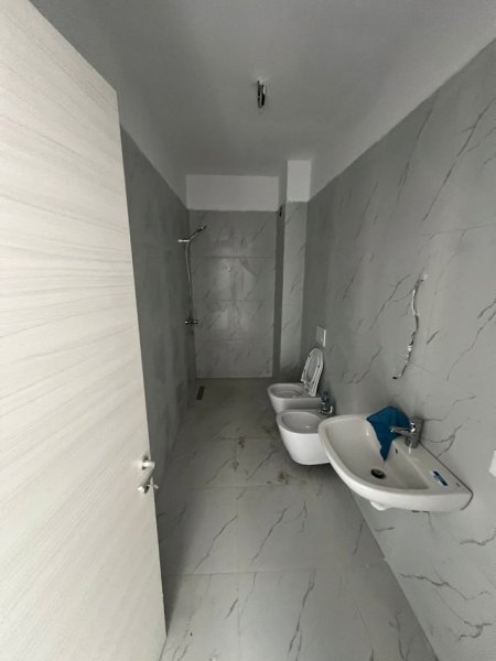 Tirane, shes apartament 2+1+Ballkon Kati 7, 140 m² 420.000 € (Rruga Myslym Shyri)