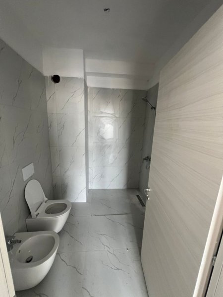 Tirane, shes apartament 2+1+Ballkon Kati 7, 140 m² 420.000 € (Rruga Myslym Shyri)