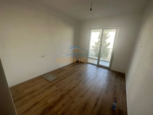 Tirane, shitet apartament 2+1 Kati 1, 95 m² 110.000 € (Kompleksi Univers City, Tiranë. Apartamenti ndodhet pranë QTU.)