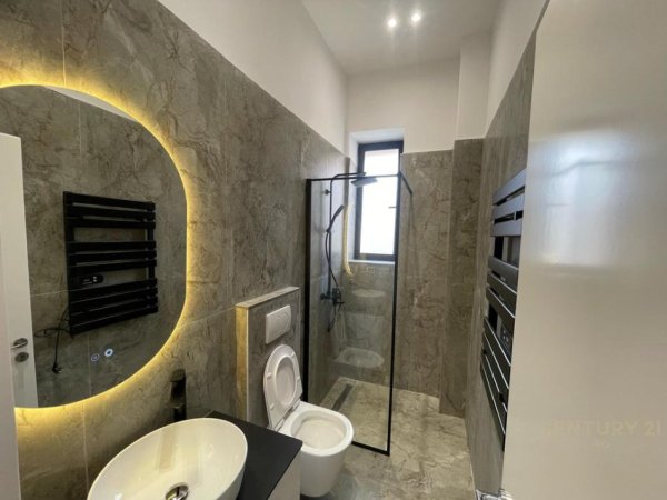 Tirane, jepet me qera ambjent biznesi Kati 3, 37 m² 600 € (Sheshi Wilson)