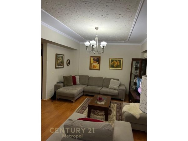 Tirane, jepet me qera apartament 2+1 Kati 6, 111 m² 750 € (Rr. Marko Bocari , prane shkolles Deshmoret e Lirise)