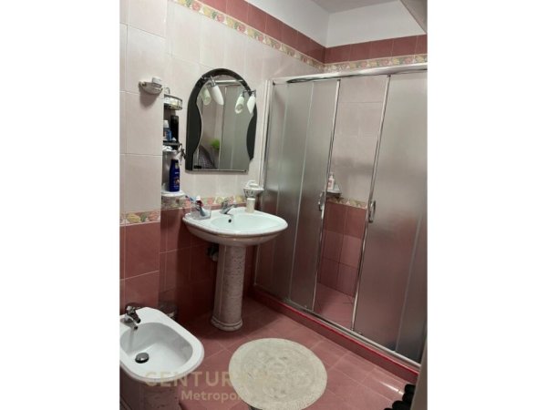 Tirane, jepet me qera apartament 2+1 Kati 6, 111 m² 750 € (Rr. Marko Bocari , prane shkolles Deshmoret e Lirise)