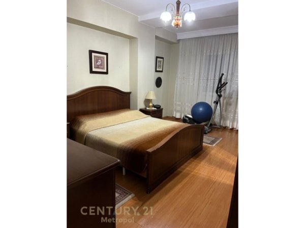 Tirane, jepet me qera apartament 2+1 Kati 6, 111 m² 750 € (Rr. Marko Bocari , prane shkolles Deshmoret e Lirise)