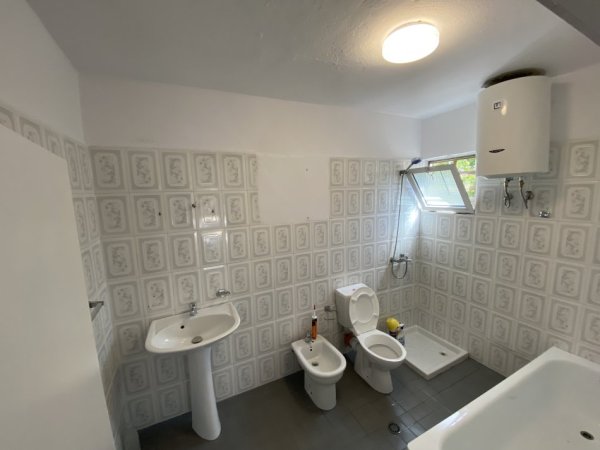 🏡 Jepet Apartament 1+1 me Qera te Bulevardi i Ri, ish St Trenit, Tiranë