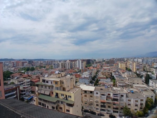 Tirane, jepet me qera apartament 2+1+Aneks+Ballkon Kati 8, 600 € (rruga e kavajes)