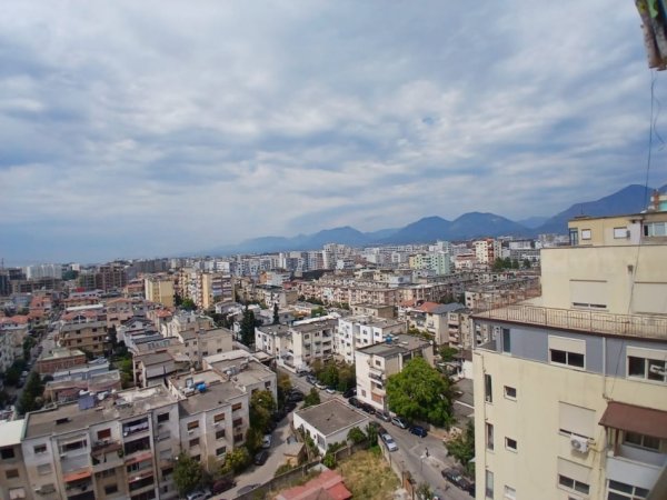 Tirane, jepet me qera apartament 2+1+Aneks+Ballkon Kati 8, 600 € (rruga e kavajes)