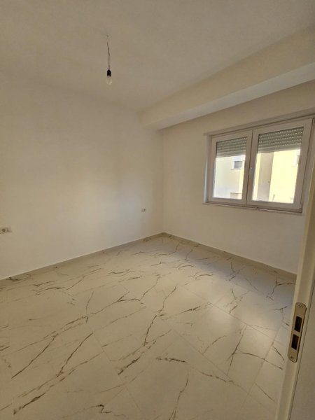 Tirane, jepet me qera ambjent biznesi Kati 3, 92 m² 850 € (Qender)