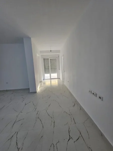 Tirane, jepet me qera ambjent biznesi Kati 3, 92 m² 850 € (Qender)