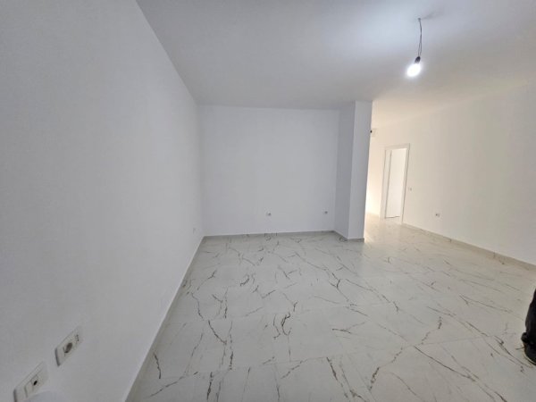 Tirane, jepet me qera ambjent biznesi Kati 3, 92 m² 850 € (Qender)