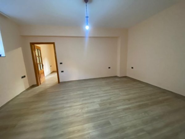 Tirane, jepet me qera ambjent biznesi Kati 1, 62 m² 450 € (21 dhjetori)