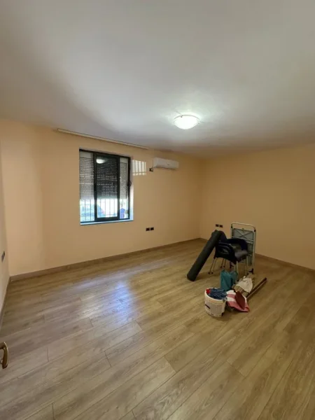 Tirane, jepet me qera apartament 1+1 Kati 1, 450 € (21 dhjetori)