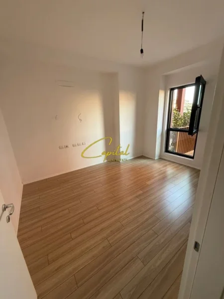 Tirane, jepet me qera zyre Kati 4, 113 m² 1.300 € (21 DHJETORI)