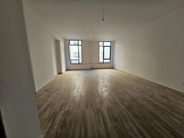 Tirane, jepet me qera ambjent biznesi Kati 1, 72 m² 1.300 € (Qender)