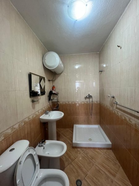 Tirane, jepet me qera apartament 2+1+Ballkon Kati 5, 93 m² 600 € (Pallati me Shigjeta)