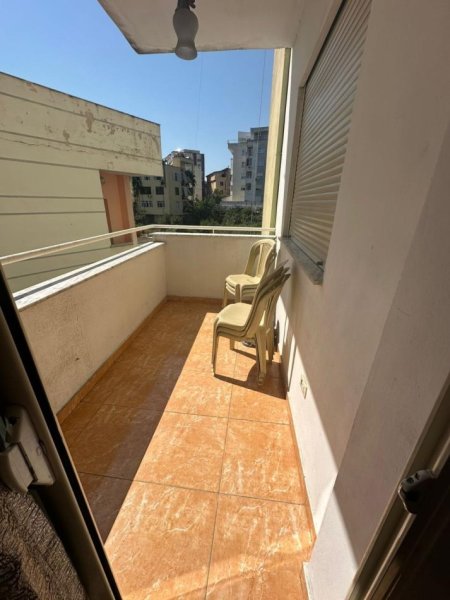 Tirane, jepet me qera apartament 2+1+Ballkon Kati 1, 90 m² 300 € 