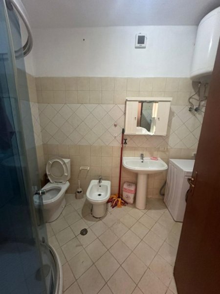 Tirane, jepet me qera apartament 2+1+Ballkon Kati 1, 90 m² 300 € 