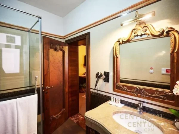 Tirane, Liste me oferta hotel Kati 1, 770 m² 2.800.000 € (Sheshi Skenderbej)