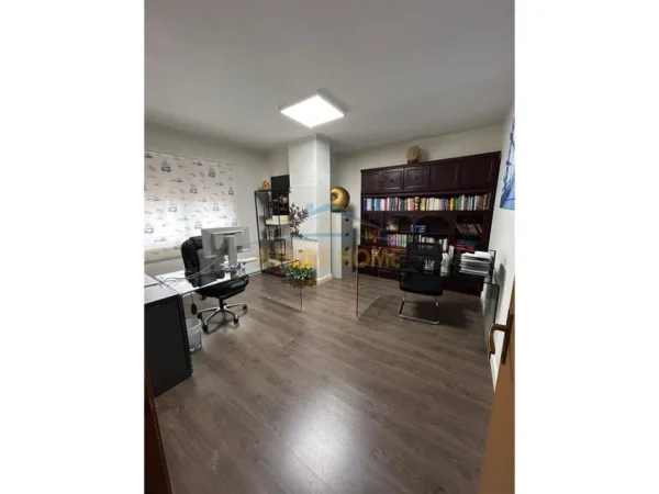 0683487469 Tirane, jepet me qera zyre Kati 8, 108 m² 1.100 € (BLLOK)