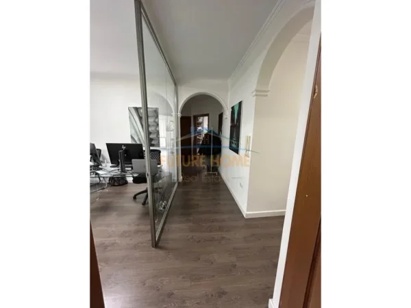 0683487469 Tirane, jepet me qera zyre Kati 8, 108 m² 1.100 € (BLLOK)