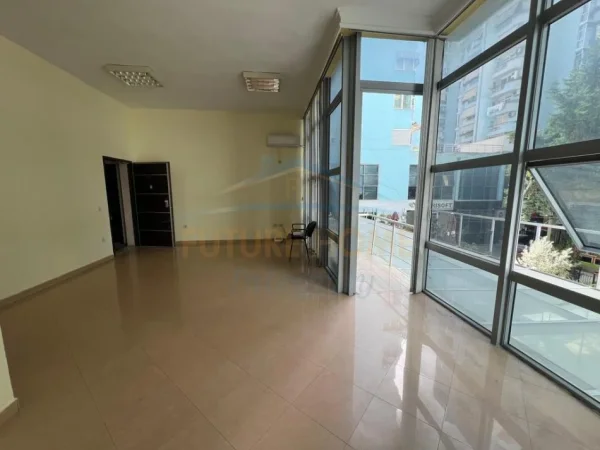 Tirane, jepet me qera ambjent biznesi Kati 1, 39 m² 460 €