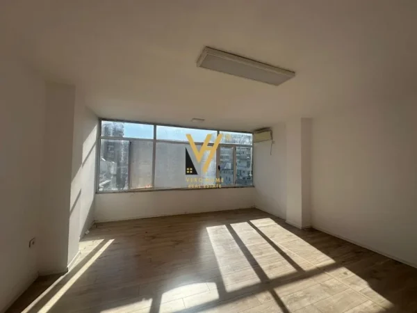 Tirane, jepet me qera zyre Kati 5, 180 m² 2.000 € (SHESHI WILLSON)