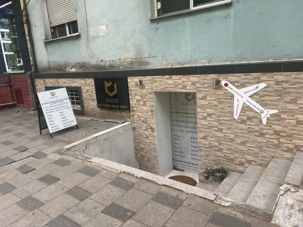 Tirane, jap me qera dyqan Kati 0, 45 m² 600 € (Perballe ish ekspozites)