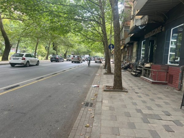 Tirane, jap me qera dyqan Kati 0, 45 m² 600 € (Perballe ish ekspozites)