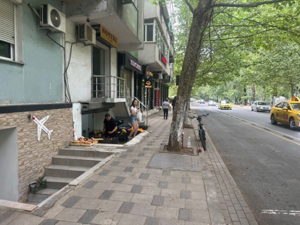 Tirane, jap me qera dyqan Kati 0, 45 m² 600 € (Perballe ish ekspozites)