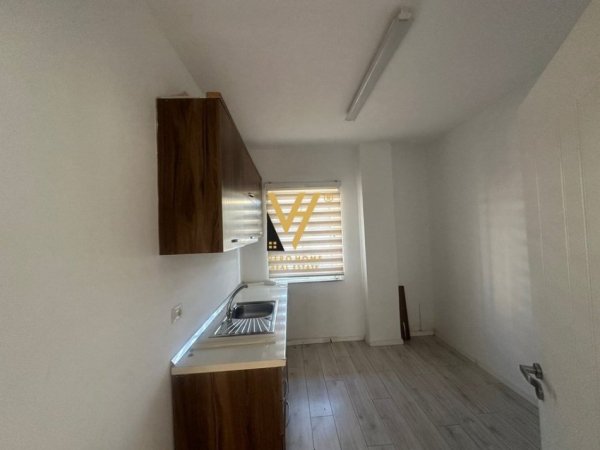 Tirane, jepet me qera zyre Kati 5, 180 m² 2.000 € (SHESHI WILLSON)