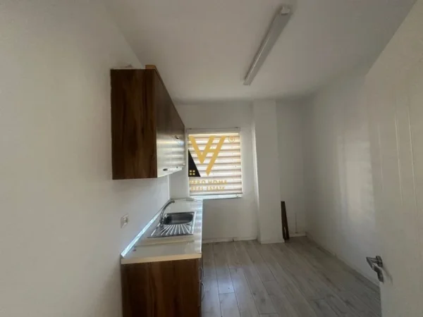 Tirane, jepet me qera zyre Kati 5, 180 m² 2.000 € (SHESHI WILLSON)